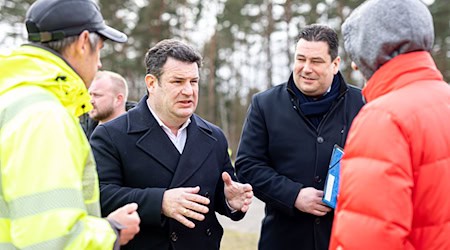 Gifhorns Landrat Tobias Heilmann (3. von links) ist tot. (Archivbild) / Foto: Moritz Frankenberg/dpa
