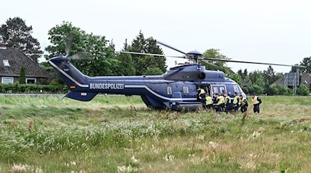 Die Bundespolizei führt an der deutsch-niederländischen Grenze Kontrollen durch. / Foto: Lars Penning/dpa