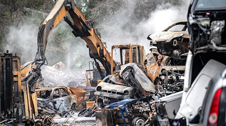 Der Brand auf einem Recyclingbetrieb in Hatten ist möglicherweise durch fahrlässige Brandstiftung entstanden. (Archivbild) / Foto: Sina Schuldt/dpa