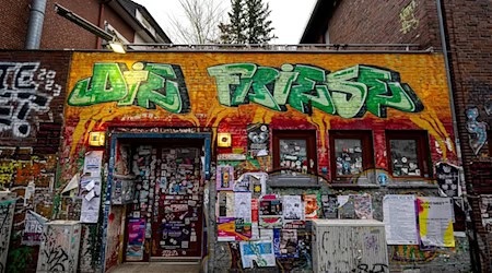 Nach dem Brandanschlag auf ein Jugendzentrum in Bremen ist ein 29 Jahre alter Angeklagter zu einer Freiheitsstrafe von vier Jahren und neun Monaten verurteilt worden. (Archivbild) / Foto: Sina Schuldt/dpa