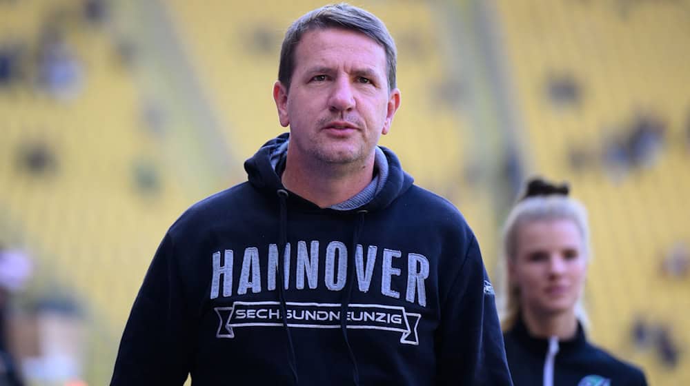 Trainer Daniel Stendel und Hannover 96 II steigen aus der 3. Liga ab. / Foto: Robert Michael/dpa