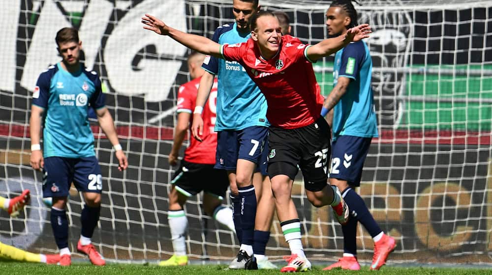 Lars Gindorf spielt auch in Zukunft für Hannover 96. / Foto: Swen Pförtner/dpa
