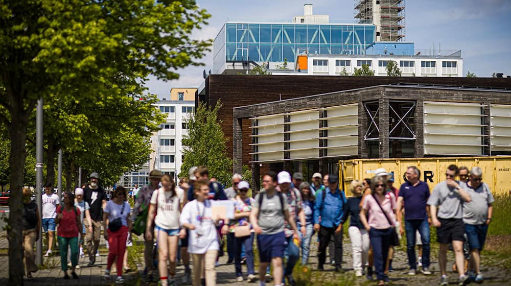 Bei sonnigem Wetter öffnen die früheren Expo-Pavillons ihre Türen für die Besucher. / Foto: Moritz Frankenberg/dpa