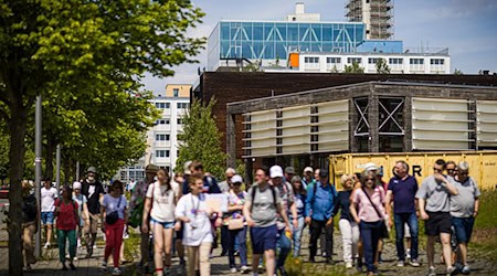 Bei sonnigem Wetter öffnen die früheren Expo-Pavillons ihre Türen für die Besucher. / Foto: Moritz Frankenberg/dpa