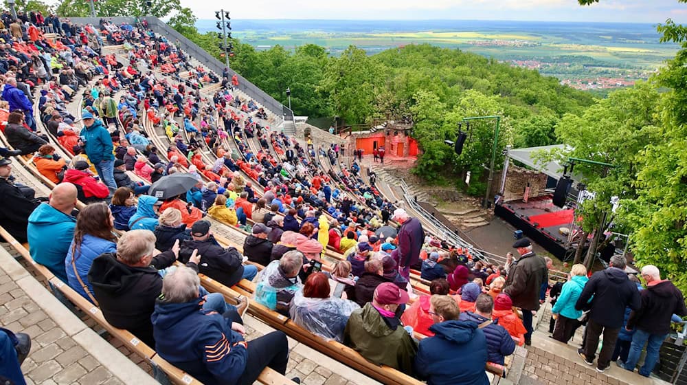 Fünf Jahre wurde das Theater am Hexentanzplatz in Thale aufwendig saniert - und am Samstagabend wiedereröffnet. / Foto: Matthias Bein/dpa