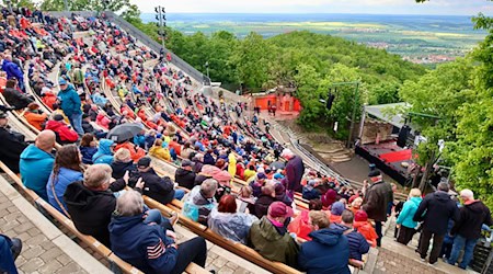 Fünf Jahre wurde das Theater am Hexentanzplatz in Thale aufwendig saniert - und am Samstagabend wiedereröffnet. / Foto: Matthias Bein/dpa