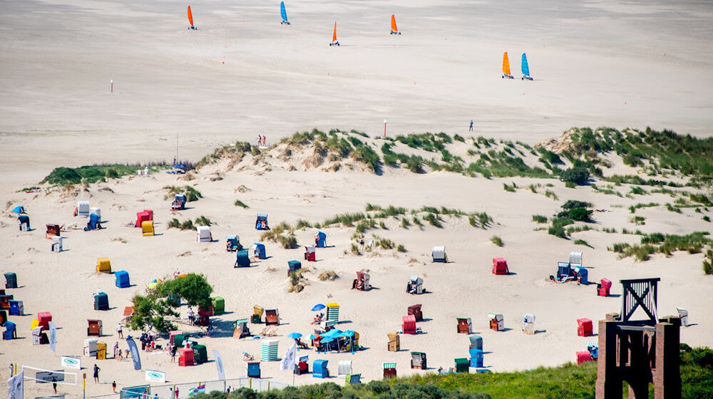 Am Nordbad der Insel Borkum hat die Stadt nun ein eigenes «Strandesamt» für Strandhochzeiten eingerichtet. (Archivbild) / Foto: Hauke-Christian Dittrich/dpa