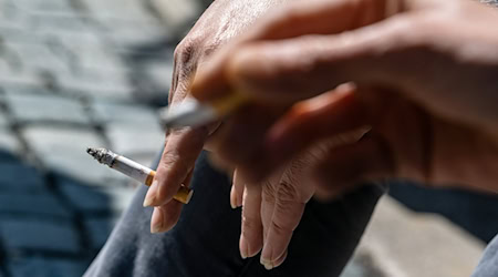 Exzessiver Tabakkonsum in Deutschland nimmt nach Daten der Krankenkasse KKH zu - trotz aller Gefahren. Gleichzeitig steigt der Anteil der Starkraucher, die an der gefährlichen Lungenkrankheit COPD leiden. (Symbolbild) / Foto: Armin Weigel/dpa