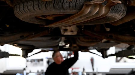 Die IG Metall wollte mehr Anerkennung und Entlastung für Beschäftigte in Autohäusern und Werkstätten – beides habe man erreicht, heißt es von der Gewerkschaft. (Symbolbild) / Foto: Pia Bayer/dpa