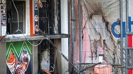 Der Dönerladen in der Bremer Neustadt brannte komplett aus. / Foto: Sina Schuldt/dpa