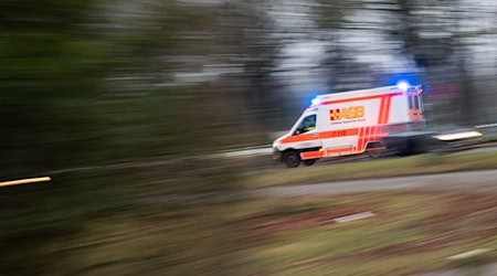 Unter Lebensgefahr wird der Fahrer eines Krankenfahrstuhls in ein Krankenhaus gebracht. (Symbolbild) / Foto: Julian Stratenschulte/dpa