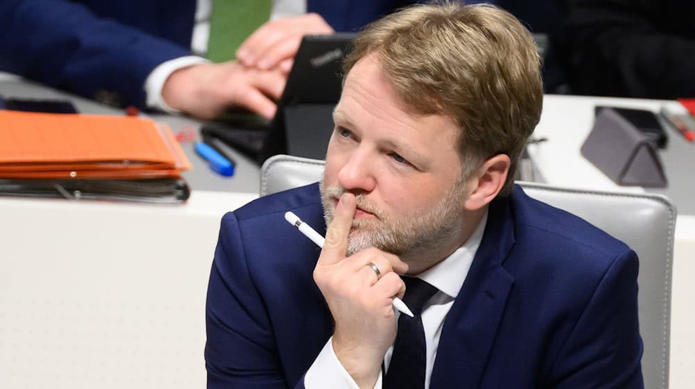 Gerald Heere warnt: Ohne stabile Einnahmen könne der Staat seine Aufgaben nicht erfüllen. (Archivbild) / Foto: Julian Stratenschulte/dpa