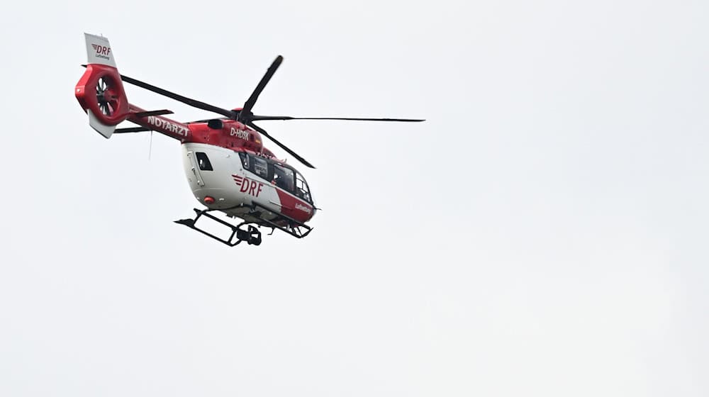 Per Hubschrauber wurde der schwer verletzte Mann vom Hafen in Norddeich in ein Krankenhaus geflogen. (Symbolbild) / Foto: Bernd Weißbrod/dpa