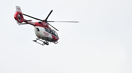 Per Hubschrauber wurde der schwer verletzte Mann vom Hafen in Norddeich in ein Krankenhaus geflogen. (Symbolbild) / Foto: Bernd Weißbrod/dpa