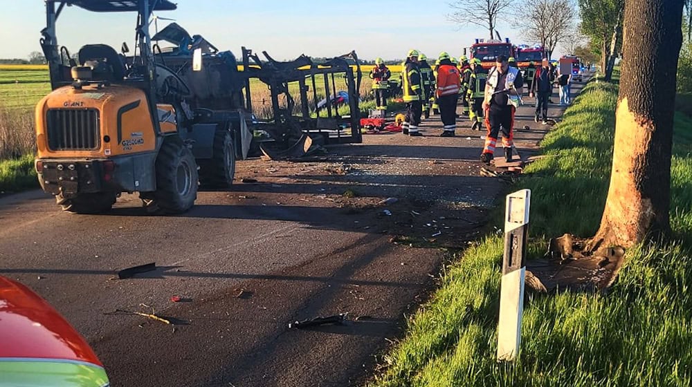 Aufräumarbeiten nach dem Unfall. / Foto: -/Polizeiinspektion Stade/dpa