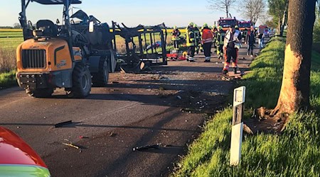 Aufräumarbeiten nach dem Unfall. / Foto: -/Polizeiinspektion Stade/dpa