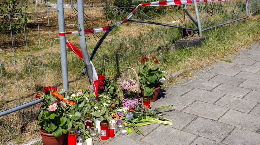 In Varel wurden Blumen für die Getötete niedergelegt. Sie lebte in Trennung. Ihr Ehemann soll sie absichtlich angefahren haben. Ihm wird Mord vorgeworfen. (Archivbild) / Foto: Sina Schuldt/dpa