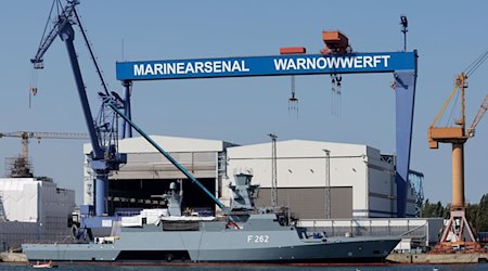 Die Warnowwerft in Rostock-Warnemünde ist seit 2022 einer von drei Standorten des Marinearsenals - dort werden Kriegsschiffe gewartet, repariert und gebaut. (Archivbild) / Foto: Bernd Wüstneck/dpa