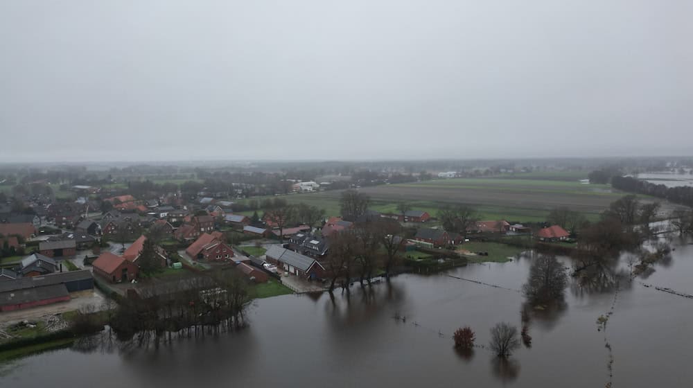 Das Jahr 2024 begann in Niedersachsen mit Überschwemmungen in vielen Teilen des Landes - das schlägt sich in den Schadenssummen der Versicherer nieder. (Archivfoto) / Foto: Lars Penning/dpa