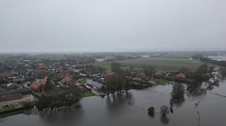 Das Jahr 2024 begann in Niedersachsen mit Überschwemmungen in vielen Teilen des Landes - das schlägt sich in den Schadenssummen der Versicherer nieder. (Archivfoto) / Foto: Lars Penning/dpa