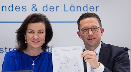 Bundesforschungsministerin Bär und Niedersachsens Wissenschaftsminister Mohrs haben die Entscheidung über die Exzellenzanträge verkündet. / Foto: Rolf Vennenbernd/dpa