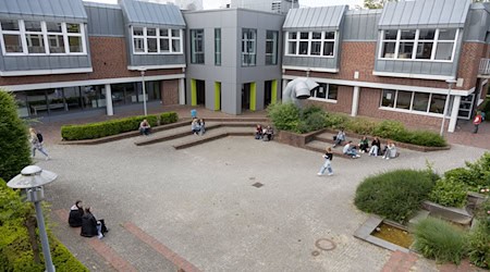 In einem Brief fordern Vertreter aus der Region Vechta Niedersachsens Wissenschaftsminister Falko Mohrs auf, die Führungsfrage an der Uni Vechta zu klären. (Archivbild) / Foto: Friso Gentsch/dpa