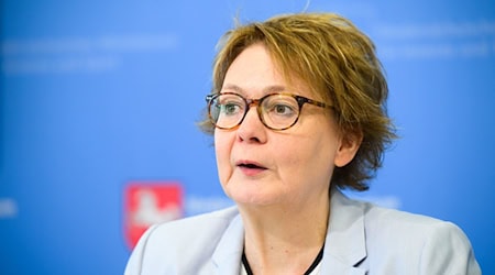 Dass die Bodycam des Polizisten beim tödlichen Einsatz in Oldenburg ausgeschaltet war, sorgt für Kritik. Ministerin Behrens will die Ermittlungsergebnisse zunächst abwarten. (Archivbild) / Foto: Julian Stratenschulte/dpa