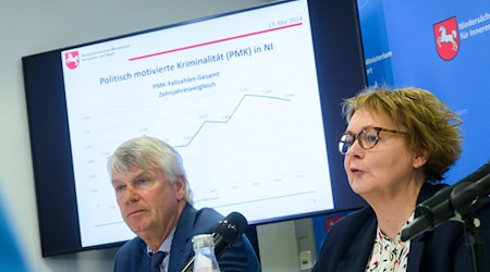 Ministerin Behrens (r) und Landespolizeipräsident Brockmann berichteten zuletzt über eine gesunkene Zahl politisch motivierter Straftaten. (Archivbild) / Foto: Julian Stratenschulte/dpa