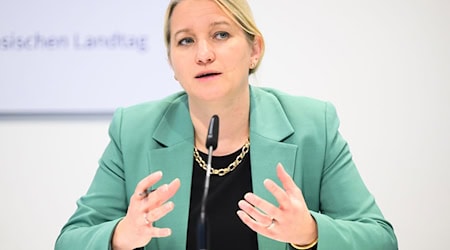 Niedersachsens Justizministerin Kathrin Wahlmann will sich für eine härtere Bestrafung der Täter bei gezielten Tötungen von Frauen einsetzen. (Archivfoto) / Foto: Julian Stratenschulte/dpa