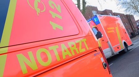 Bei einem Frontalzusammenstoß mit einem Auto wird ein junger Motorradfahrer lebensgefährlich verletzt. (Symbolbild) / Foto: Julian Stratenschulte/dpa