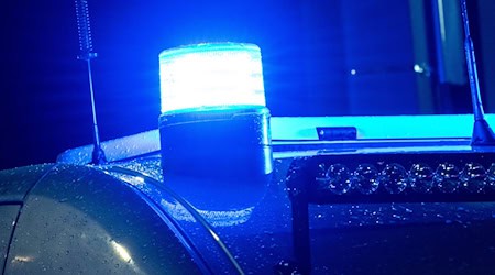 Als in Bremen gleich mehrere Feuer lodern, ist die Polizei schnell zur Stelle. (Symbolbild) / Foto: Sina Schuldt/dpa