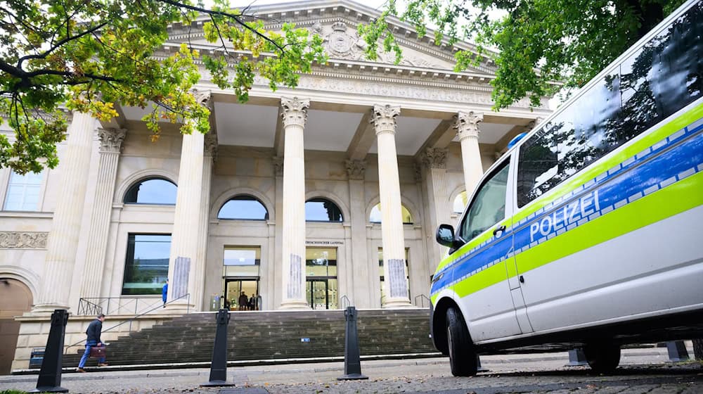 Die Opposition forderte einen dauerhaften Polizeischutz für den Landtag – so weit gehen die neuen Maßnahmen nicht. (Archivbild) / Foto: Julian Stratenschulte/dpa
