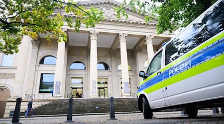 Die Opposition forderte einen dauerhaften Polizeischutz für den Landtag – so weit gehen die neuen Maßnahmen nicht. (Archivbild) / Foto: Julian Stratenschulte/dpa