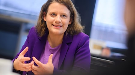 Ministerin Hamburg will Jugendliche besser auf den Beruf vorbereiten – und damit das Fachkräfteproblem zumindest teilweise lösen. (Archivbild) / Foto: Julian Stratenschulte/dpa