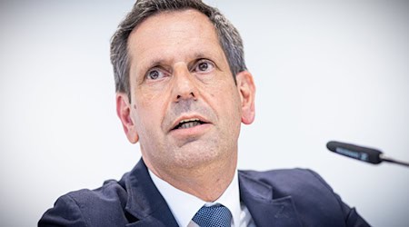 Verkehrsminister Lies hält die geplante jährliche Inspektion für ältere Autos für unnötig. (Archivbild) / Foto: Moritz Frankenberg/dpa