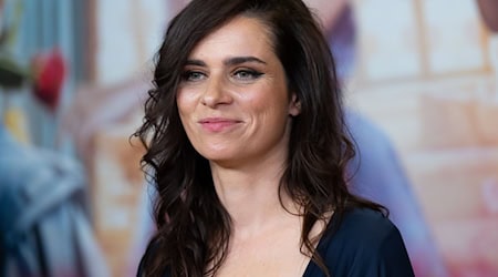 Für ihre «herausragende schauspielerische Leistung» erhält Nora Tschirner in diesem Jahr den Emder Schauspielpreis. (Archivbild) / Foto: Sven Hoppe/dpa