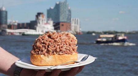 Krabbenbrötchen sind auch dieses Frühjahr vielerorts sehr teuer. / Foto: Marcus Brandt/dpa