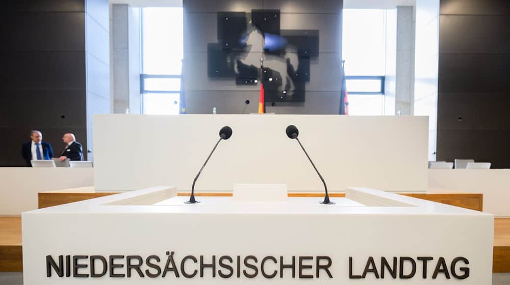 Nach Lies' Regierungserklärung kommt es zur Aussprache im Landtag. (Archivbild) / Foto: Julian Stratenschulte/dpa