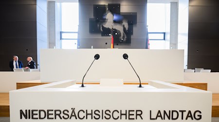 Nach Lies' Regierungserklärung kommt es zur Aussprache im Landtag. (Archivbild) / Foto: Julian Stratenschulte/dpa