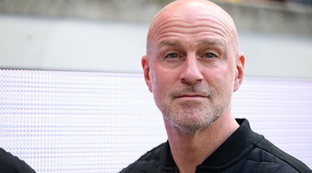 Nach dem Klassenerhalt steht fest: Marco Antwerpen bleibt Trainer beim VfL Osnabrück. / Foto: Robert Michael/dpa