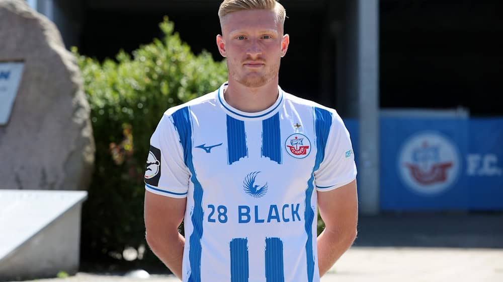 Kevin Schumacher wechselt vom Fußball-Drittligisten FC Hansa Rostock zum Ligarivalen nach Osnabrück. / Foto: Bernd Wüstneck/dpa
