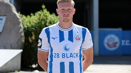 Kevin Schumacher wechselt vom Fußball-Drittligisten FC Hansa Rostock zum Ligarivalen nach Osnabrück. / Foto: Bernd Wüstneck/dpa