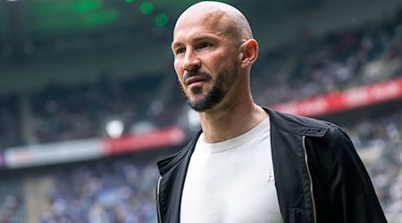 Christian Ilzer von der TSG 1899 Hoffenheim amüsiert sich über die Spekulationen zu einem möglichen Nachfolger. / Foto: David Inderlied/dpa