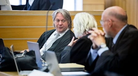 Im Strafprozess gegen vier Angeklagte im VW-Abgasskandal stehen die Plädoyers der Verteidiger an. (Archivbild)  / Foto: Michael Matthey/dpa-Pool/dpa