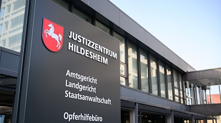Vorwurf der Bestechlichkeit: Ein Polizeibeamter steht im Berufungsprozess in Hildesheim vor Gericht. (Symbolbild) / Foto: Julian Stratenschulte/dpa