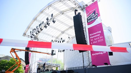 Die Polizei hatte sich mit zusätzlicher Videoüberwachung, Drohnenverboten und Pollern auf das Großevent eingestellt. (Archivbild) / Foto: Julian Stratenschulte/dpa