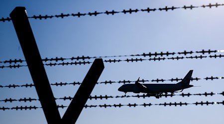Die Gewerkschaft der Polizei in Niedersachsen fordert mehr Personal - auch um bei Rückführungen die Landesaufnahmebehörde unterstützen zu können. (Symbolbild) / Foto: Julian Stratenschulte/dpa