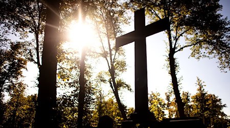 Die beiden Angeklagten soll ihr Opfer im September auf dem Waller Friedhof getötet haben. (Archivbild) / Foto: Sina Schuldt/dpa