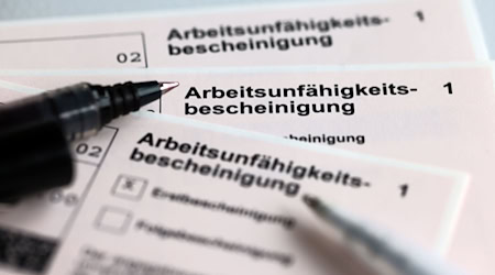 Laut DAK-Gesundheit haben vor allem Beschäftigte im Gesundheitswesen in Niedersachsen mit Arbeitsausfall wegen psychischer Erkrankungen zu kämpfen. (Symbolbild) / Foto: Jens Büttner/dpa/dpa-tmn