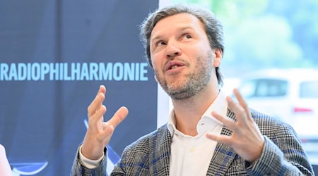 Die NDR Radiophilharmonie mit Chefdirigent Stanislaw Kotschanowski plant für die Jubiläumssaison drei Uraufführungen. (Archivbild) / Foto: Julian Stratenschulte/dpa